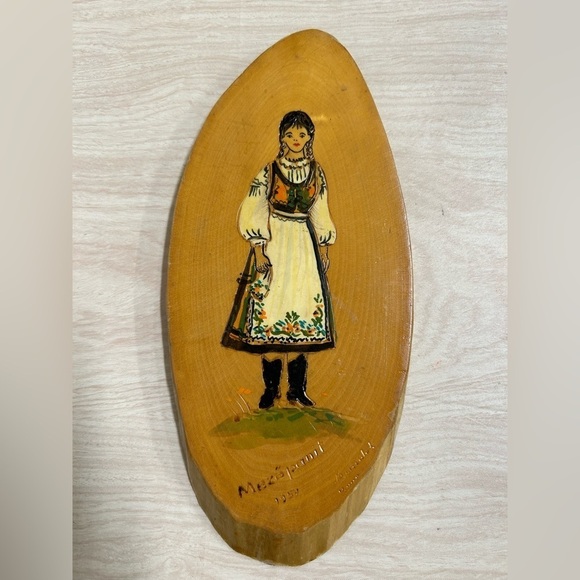 Romanian Rare Wooden  Woman Art Piece Oval Mezopanit 1957 - Picture 1 of 7